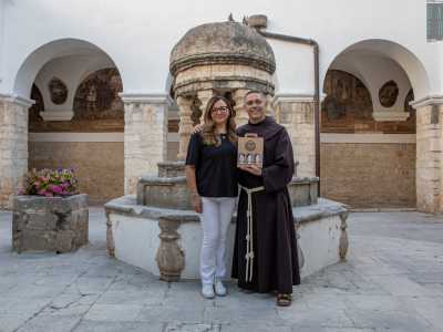 Qui troviamo ad accoglierci il 49enne Fra Marco, "guardiano" del monastero, con la 50enne Marica Rizzi, responsabile dell�associazione nata per gestire il progetto e membro dell�Ordine francescano secolare
